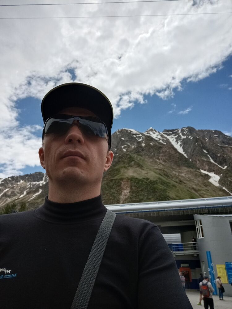  52931568  Viktor, 49 ,    