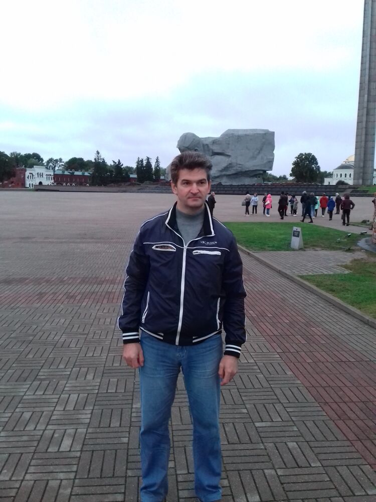  ,   Viktor, 49 ,   c 