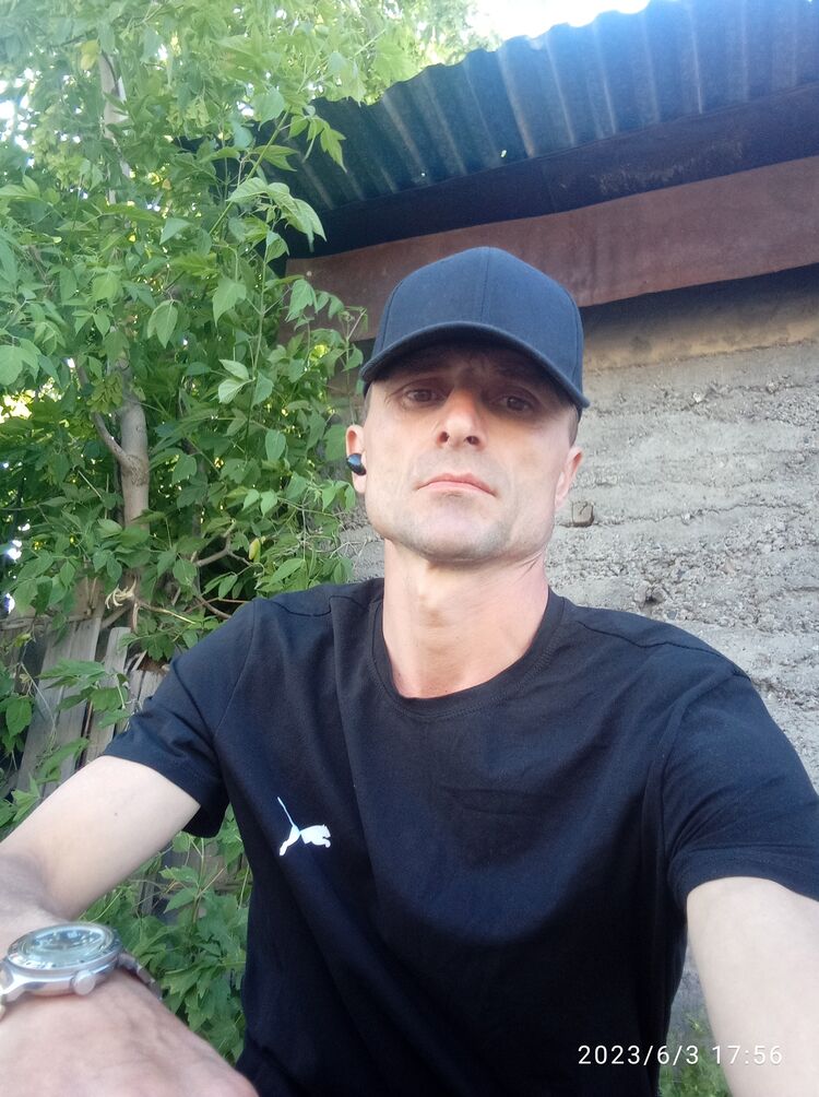  44475538  Ivan, 48 ,    