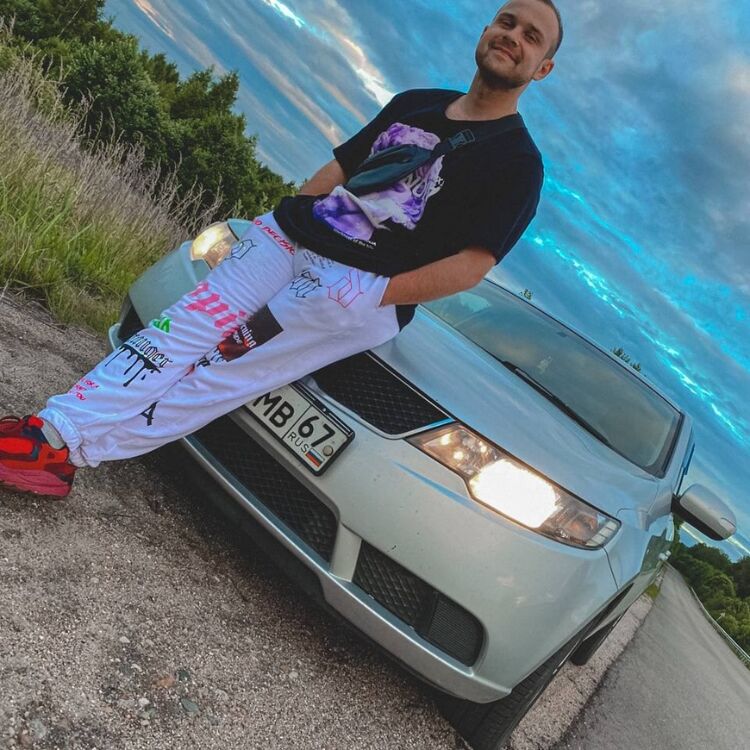  27927578  Mikhail, 24 ,    