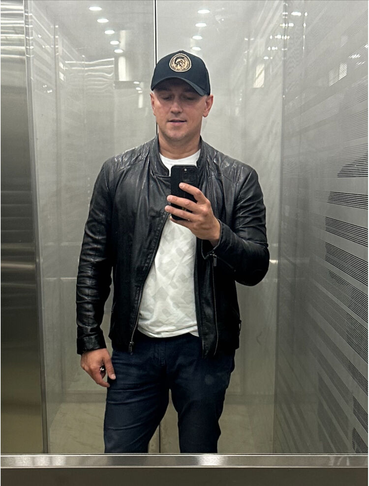  53852728  Neznakomec, 44 ,    