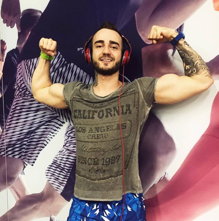  ,   Artur, 32 ,   ,   , c 