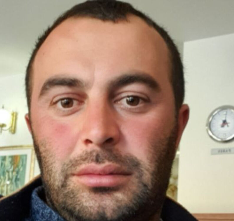  18118858  Gagik, 38 ,    