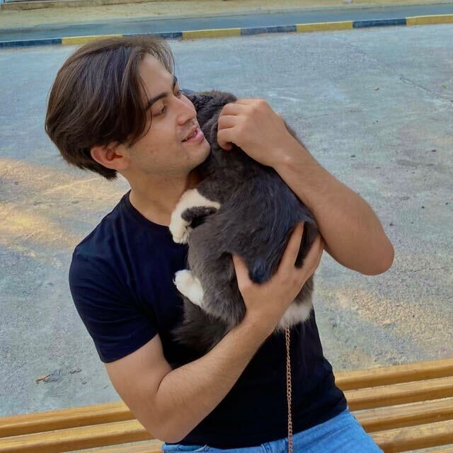  38045638  Jonik, 24 ,    