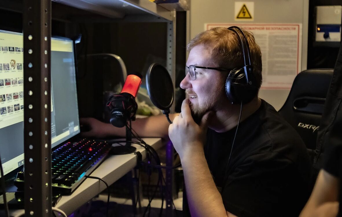  31637458  Viktor, 31 ,    -