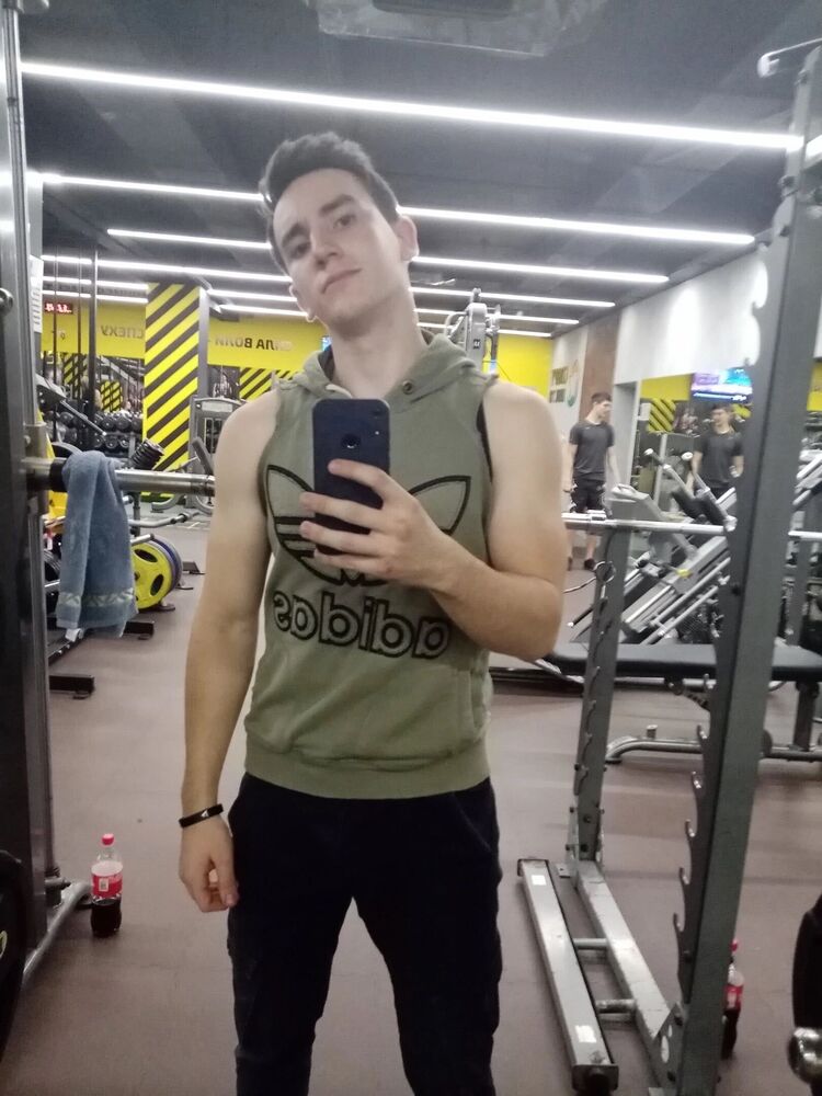  31660128  Mikhail, 23 ,    --