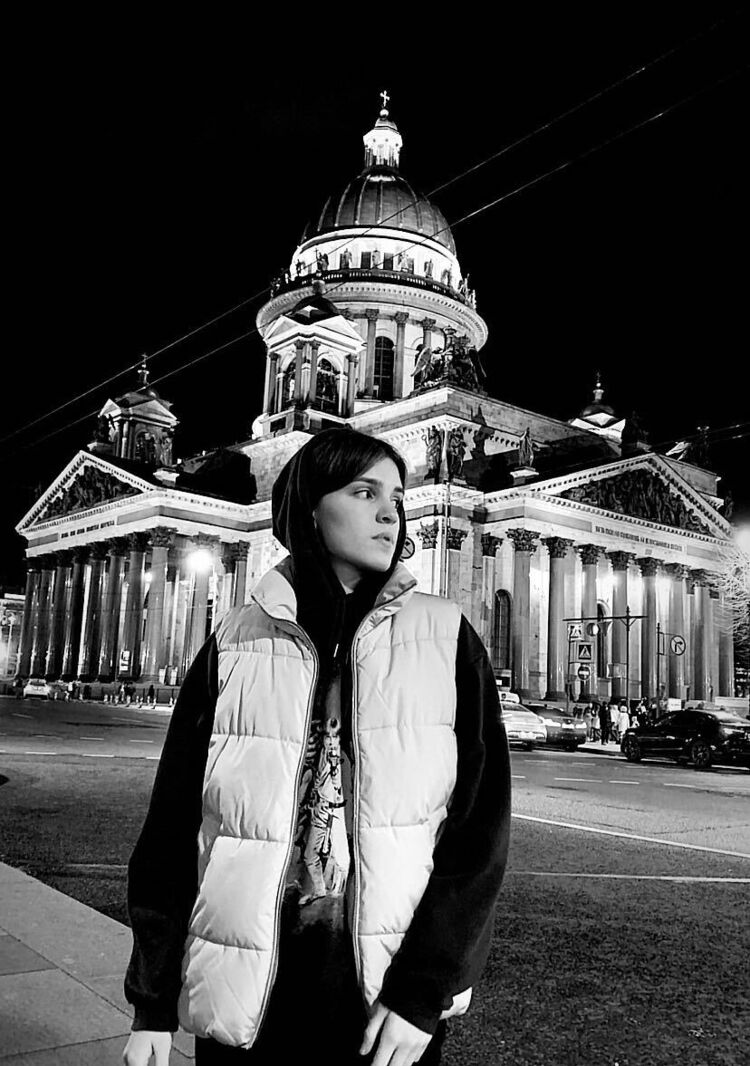  28142688  Adelina, 21 ,    