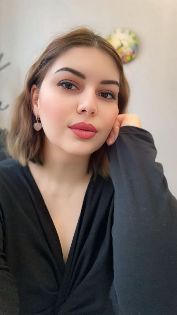  ,   Mia, 37 ,   ,   