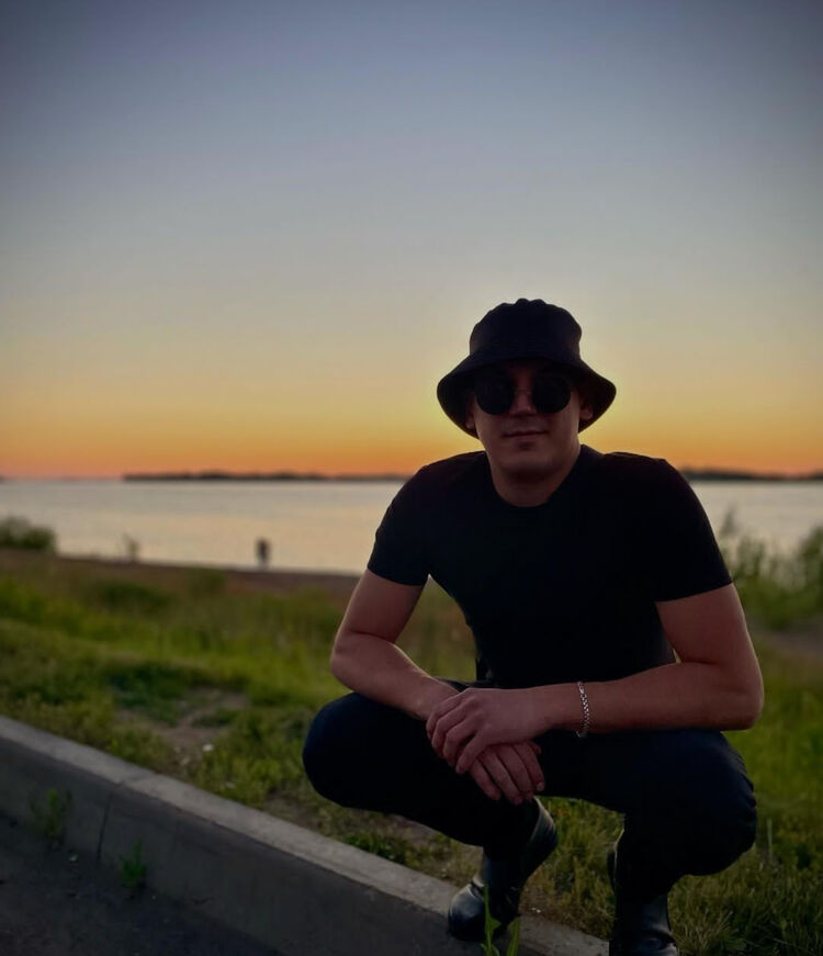  28040798  Adam, 36 ,    