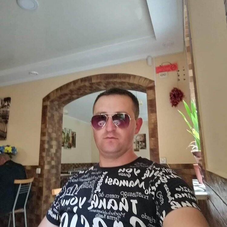  49016408  Ivan, 31 ,    