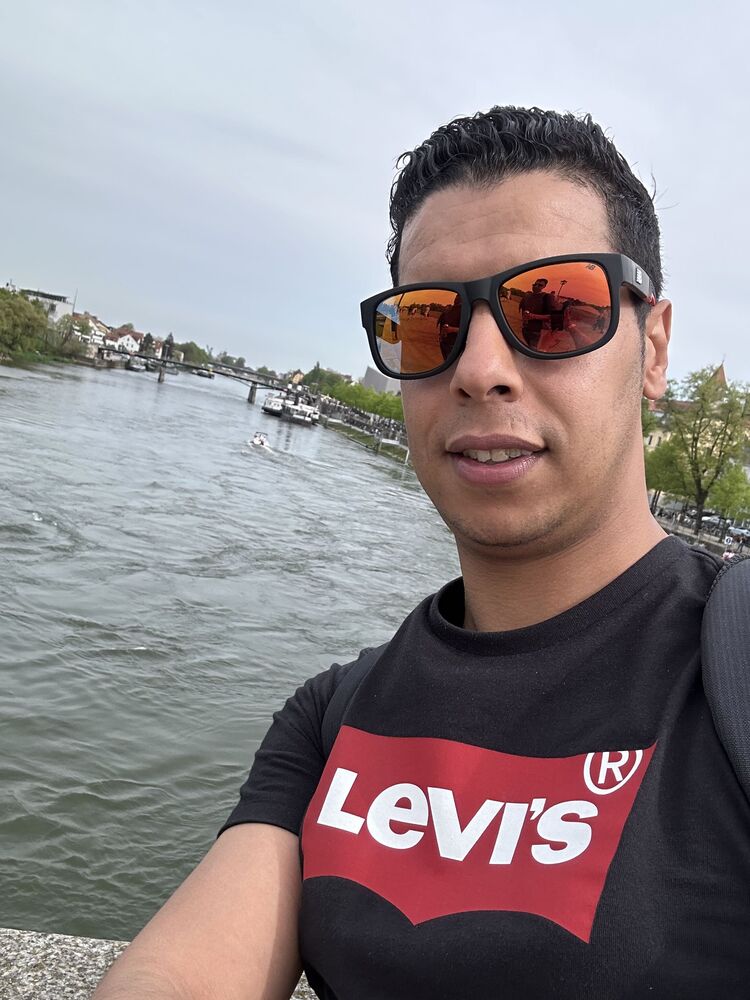  ,   Hicham, 32 ,   ,   