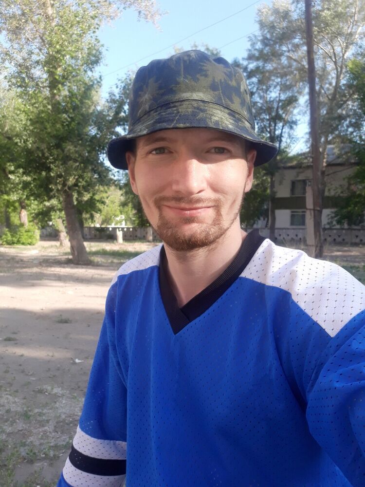  20030798  Viktor, 33 ,    