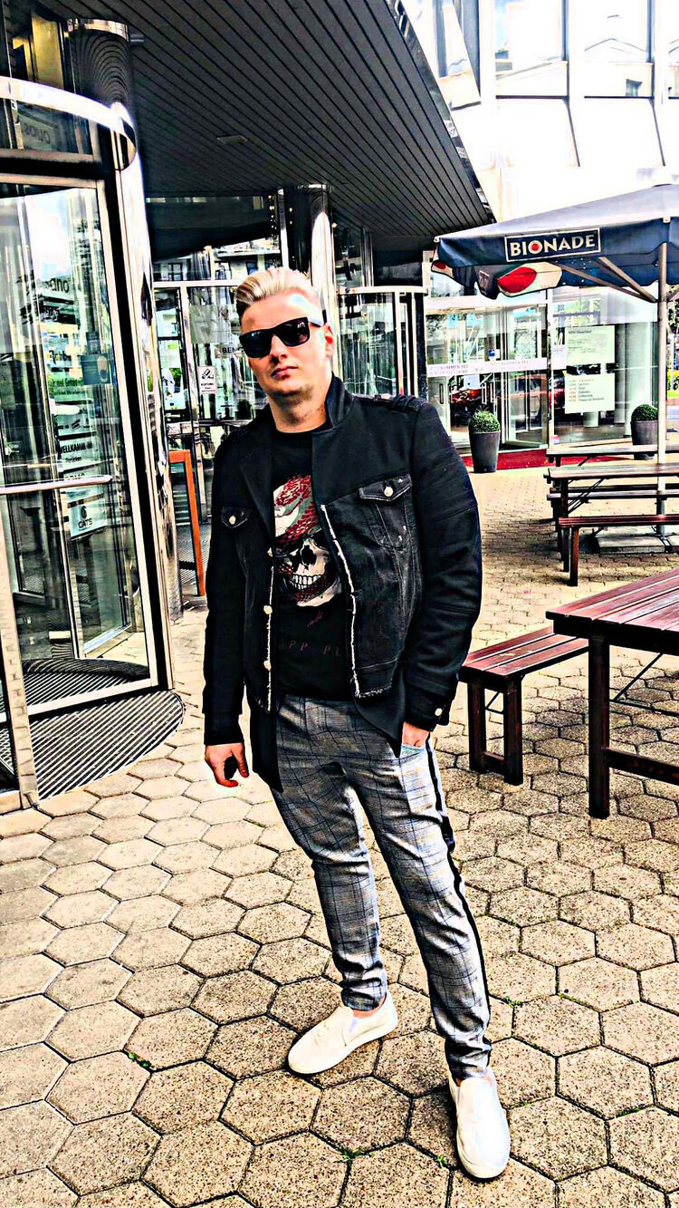  Duisburg,   , 37 ,   ,   , c , 