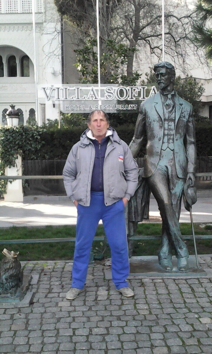  ,   Andre, 54 ,  