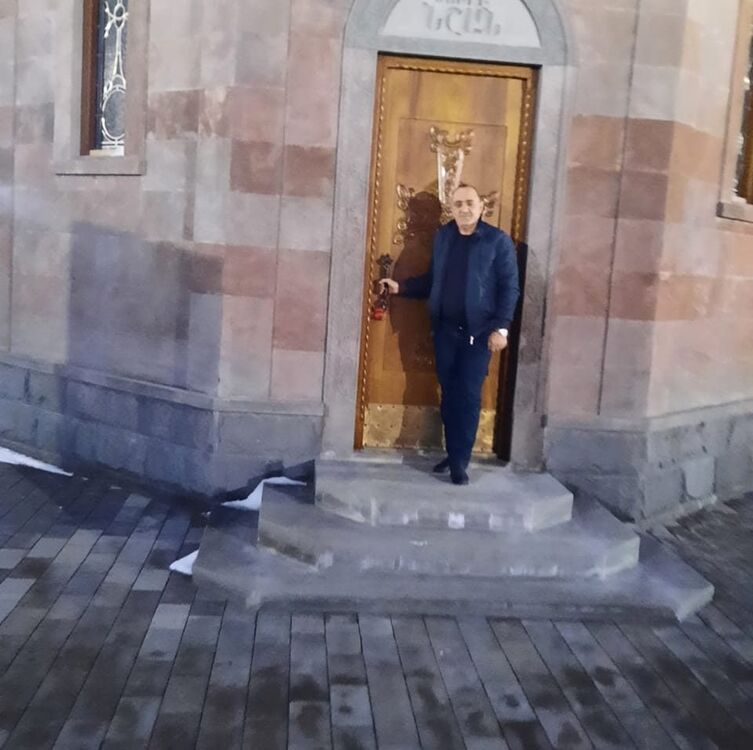  26176808  Ruben, 48 ,    