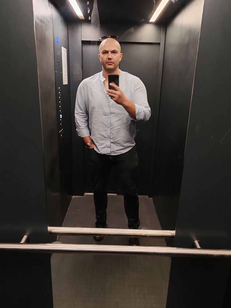  43911218  Konstantin, 33 ,    