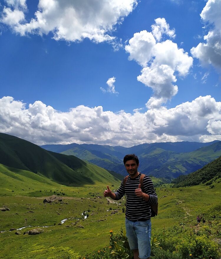  18533168  Irakli, 34 ,    