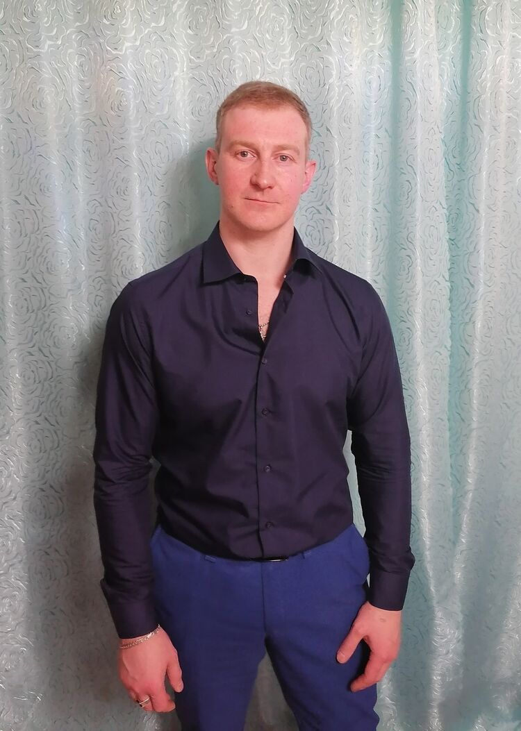  40643328  Ivan, 38 ,    