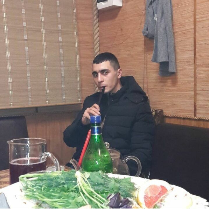  30709498  Levik, 28 ,    
