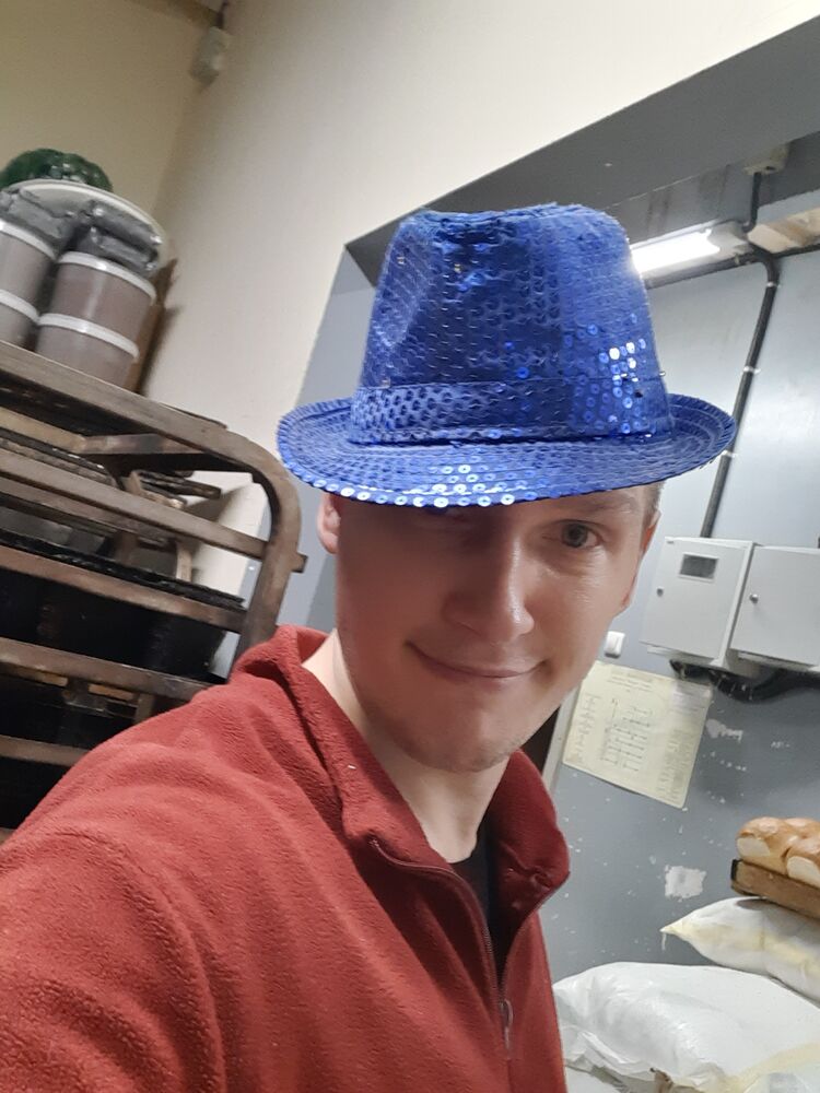  40785498  Stefan, 32 ,    