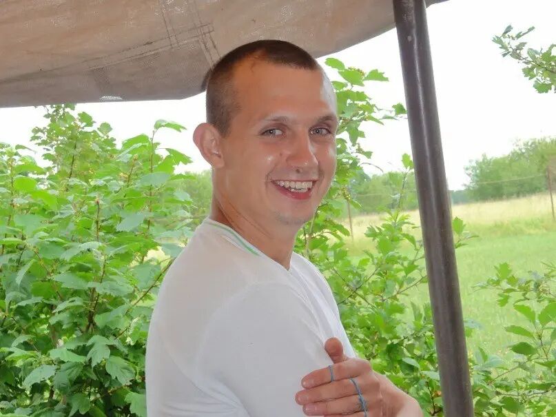  53103848  Vitek, 37 ,    