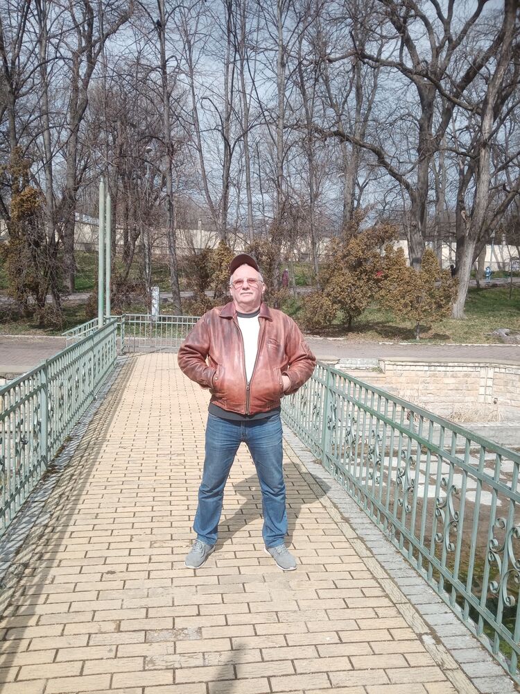  35901108  Oleg, 63 ,    