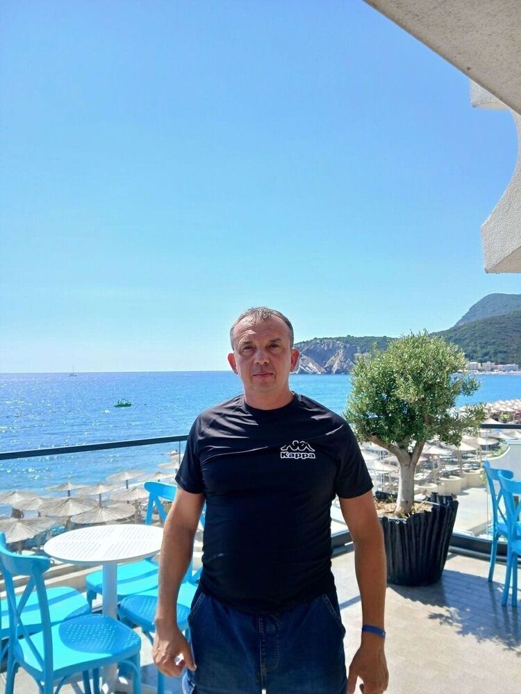  53350958  Robert, 44 ,    