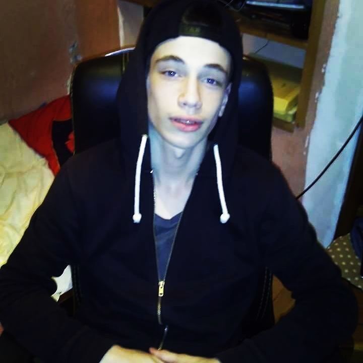  10661038  Nikusha, 26 ,    