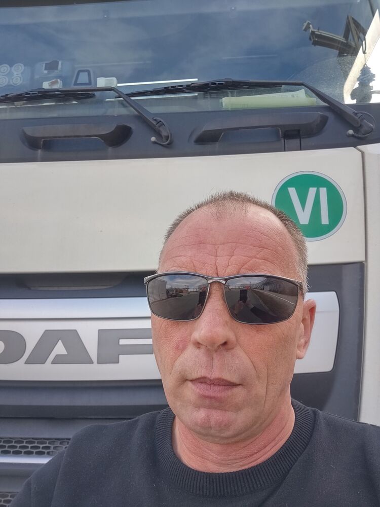  41576178  Vasil, 54 ,    
