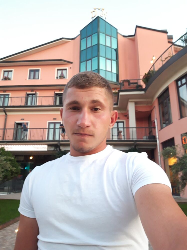  17485268  Vasyl, 25 ,    Abbadia Lariana