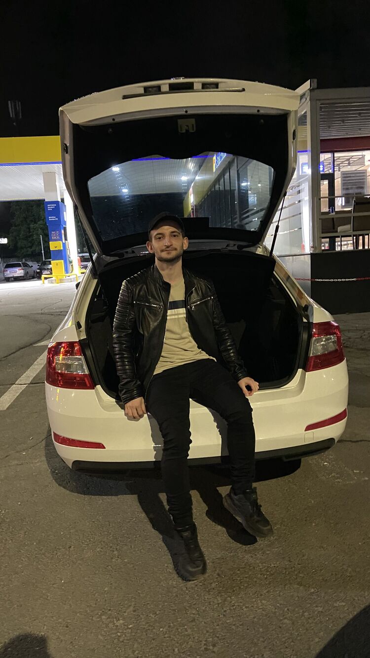  ,   Anatol, 24 ,     