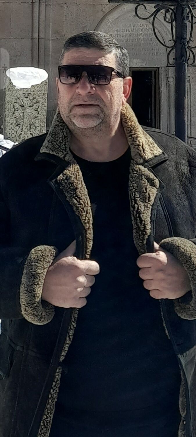  52945218  Gevorg, 53 ,    