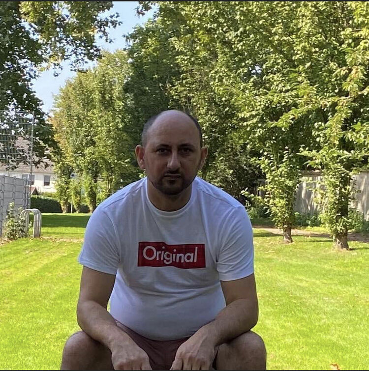  27360798  Ekrem, 45 ,    Essen