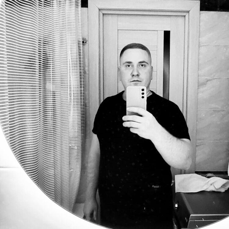  39253718  Viktor, 32 ,    