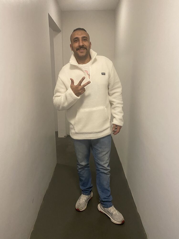  36904808  Adel Hassan, 38 ,    -