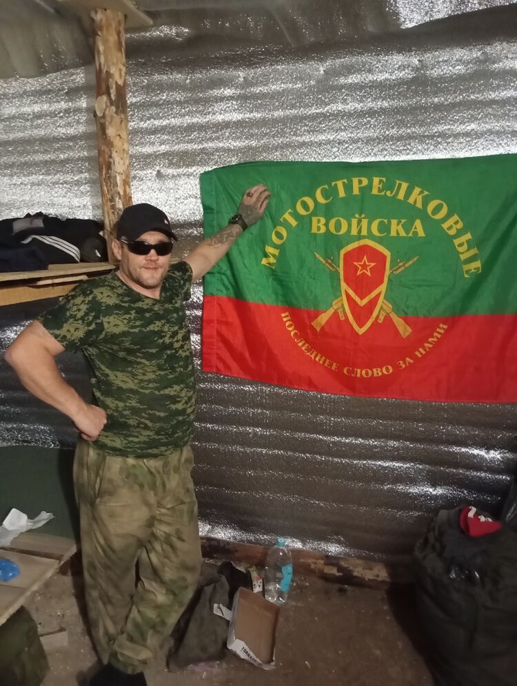  45292578  Konstantin, 47 ,    