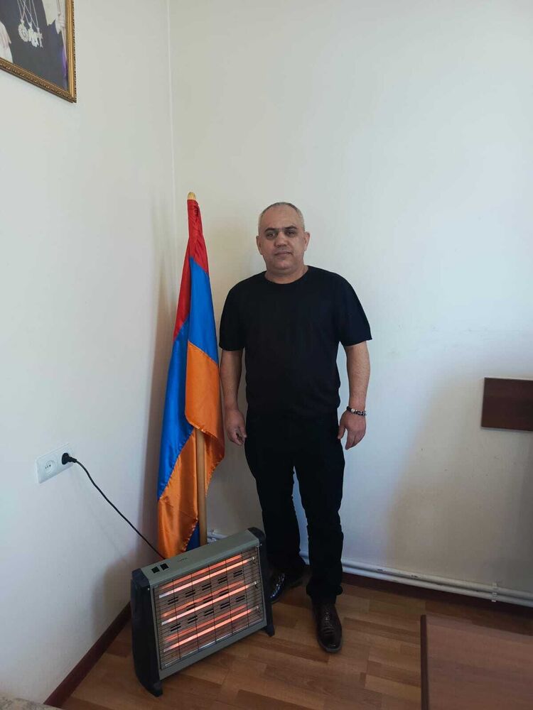  41966458  Vartan, 49 ,    