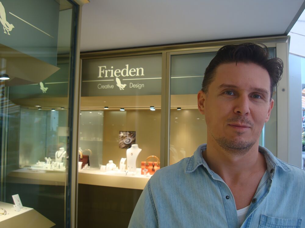  29654848  Alex Martin, 39 ,    Thun