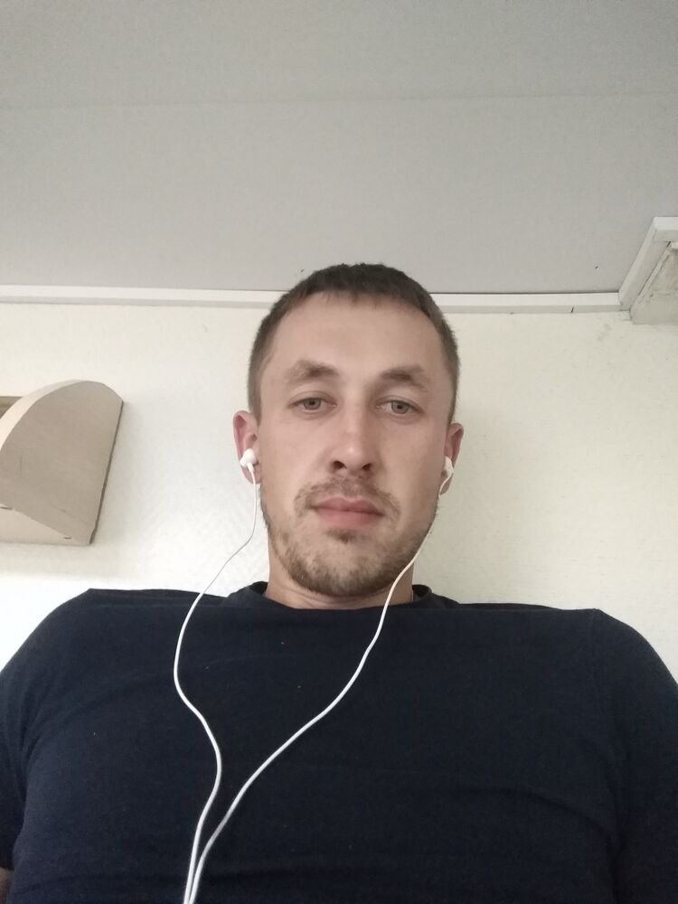  31677638  Mikhail, 36 ,    