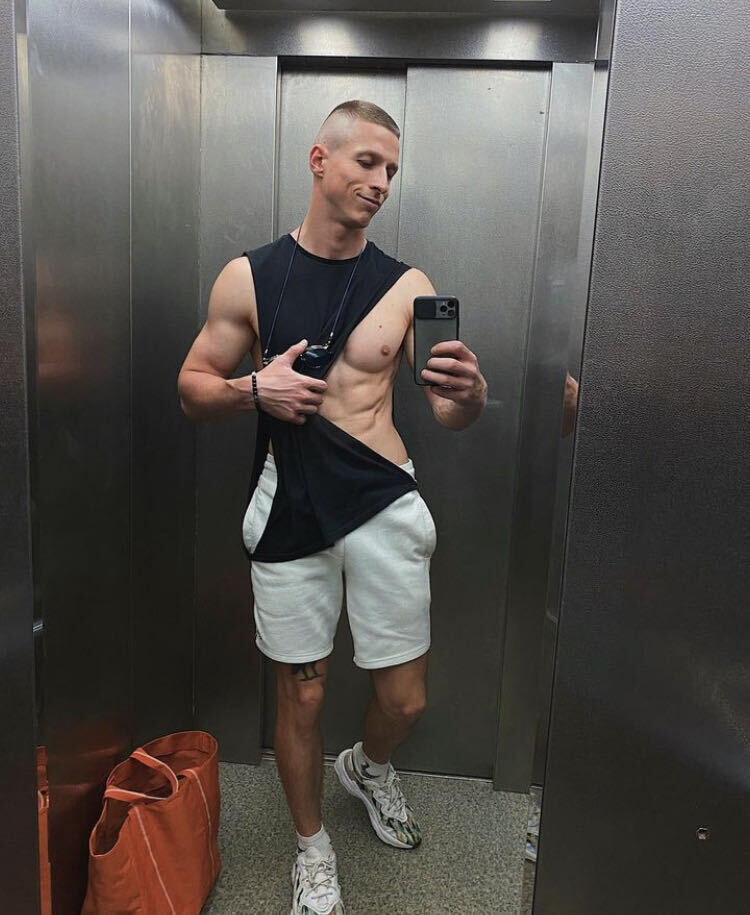  33980968  Maks, 28 ,    