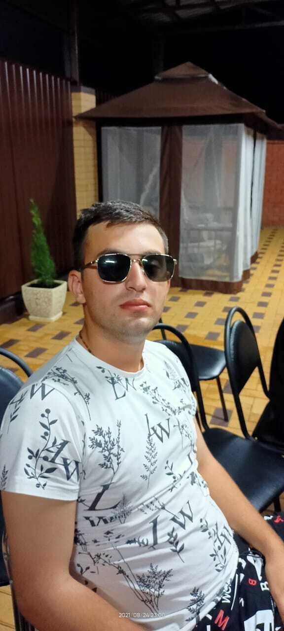  33730028  Artur, 24 ,    