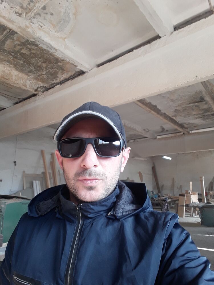  23069988  Daviti, 44 ,    