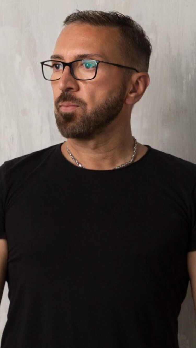  49847718  Antonio, 40 ,    