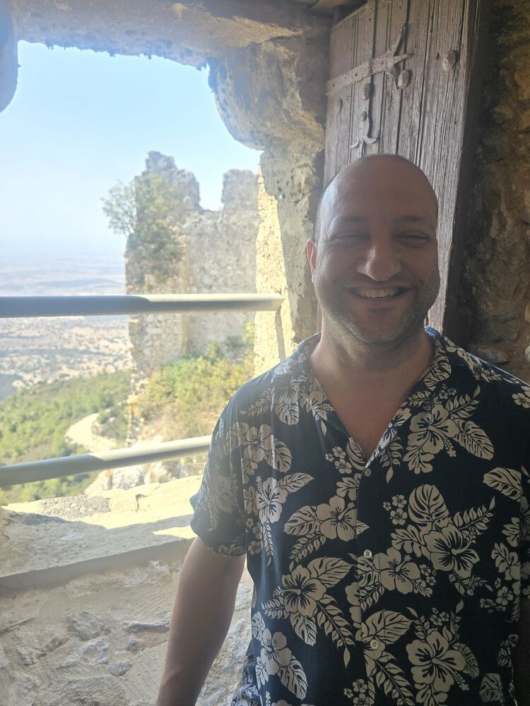  46070668  Edvard, 41 ,    Nicosia