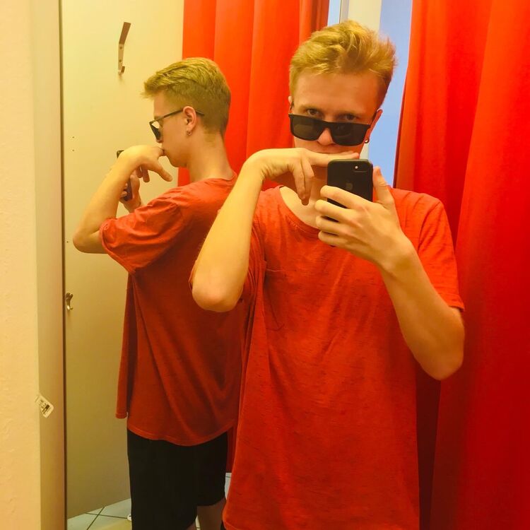  54394268  Stas, 22 ,    