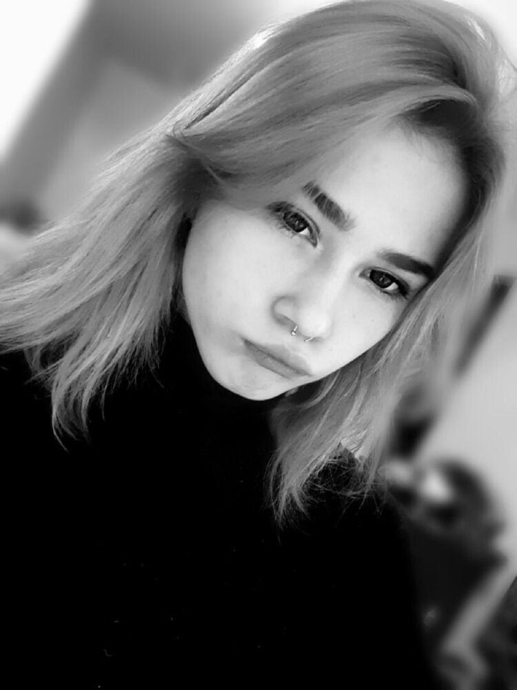  27974358  Penelopa, 22 ,    