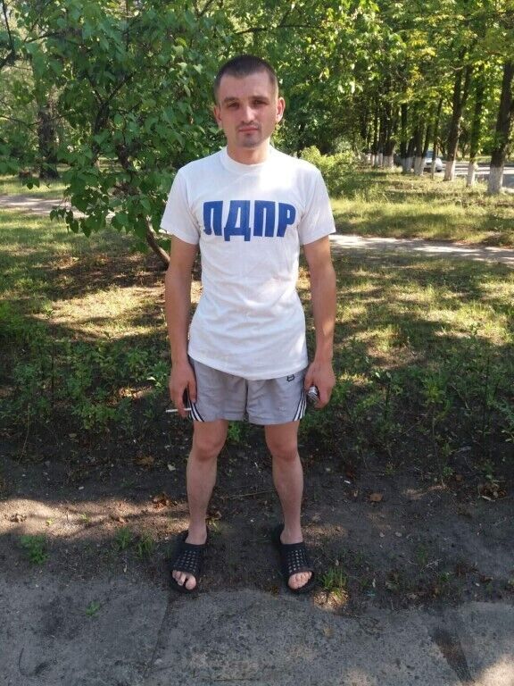  21359788  Viktor, 32 ,    