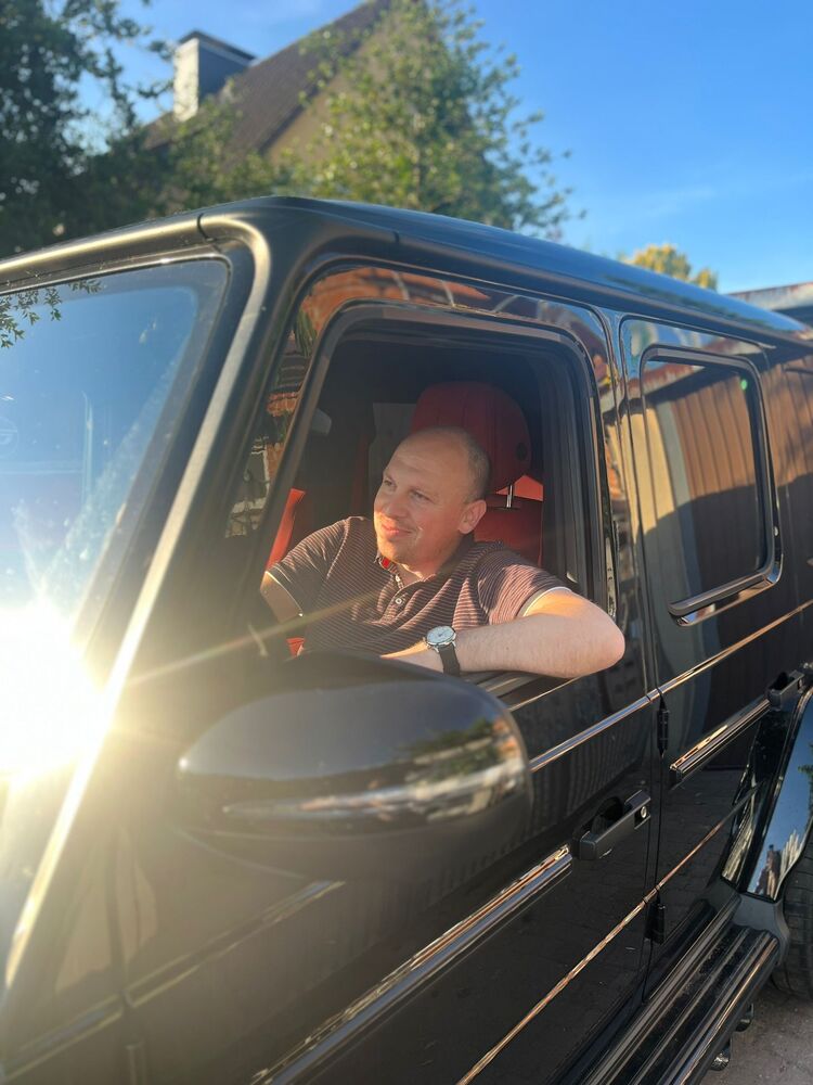  53158218  Misho, 37 ,    