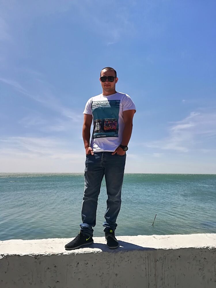  ,   Vlad, 32 ,   