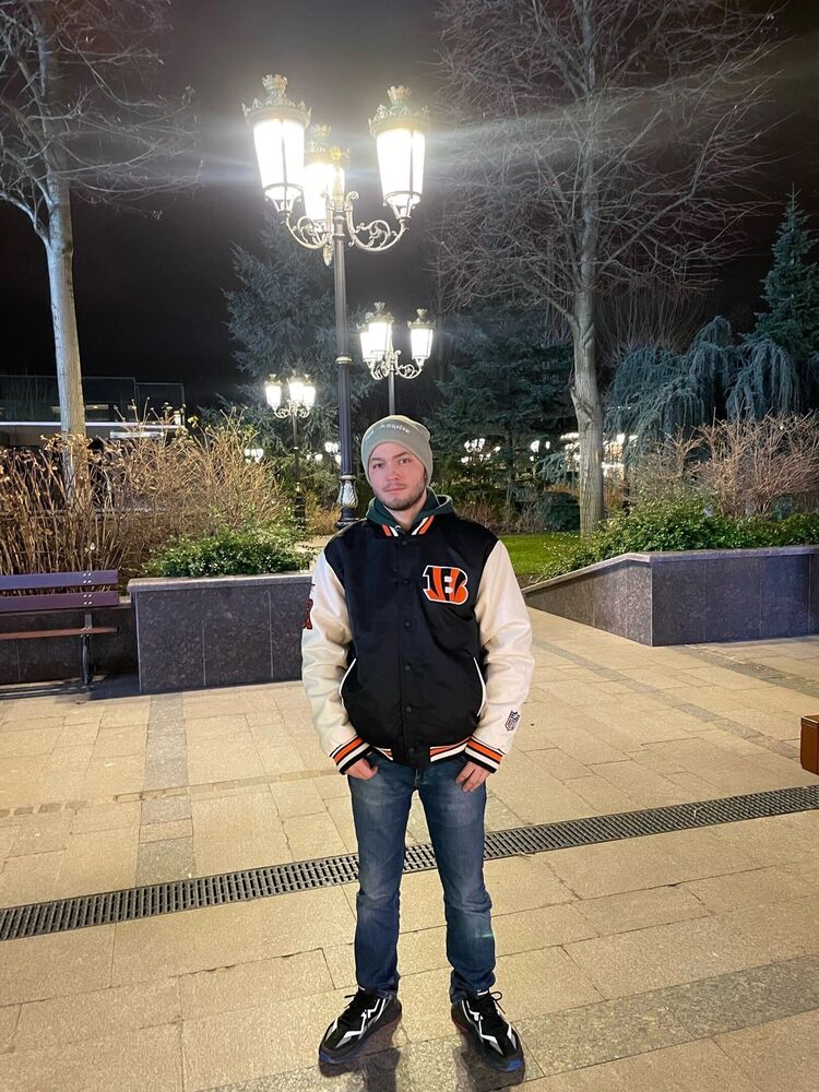  33332198  Alexandru, 23 ,    